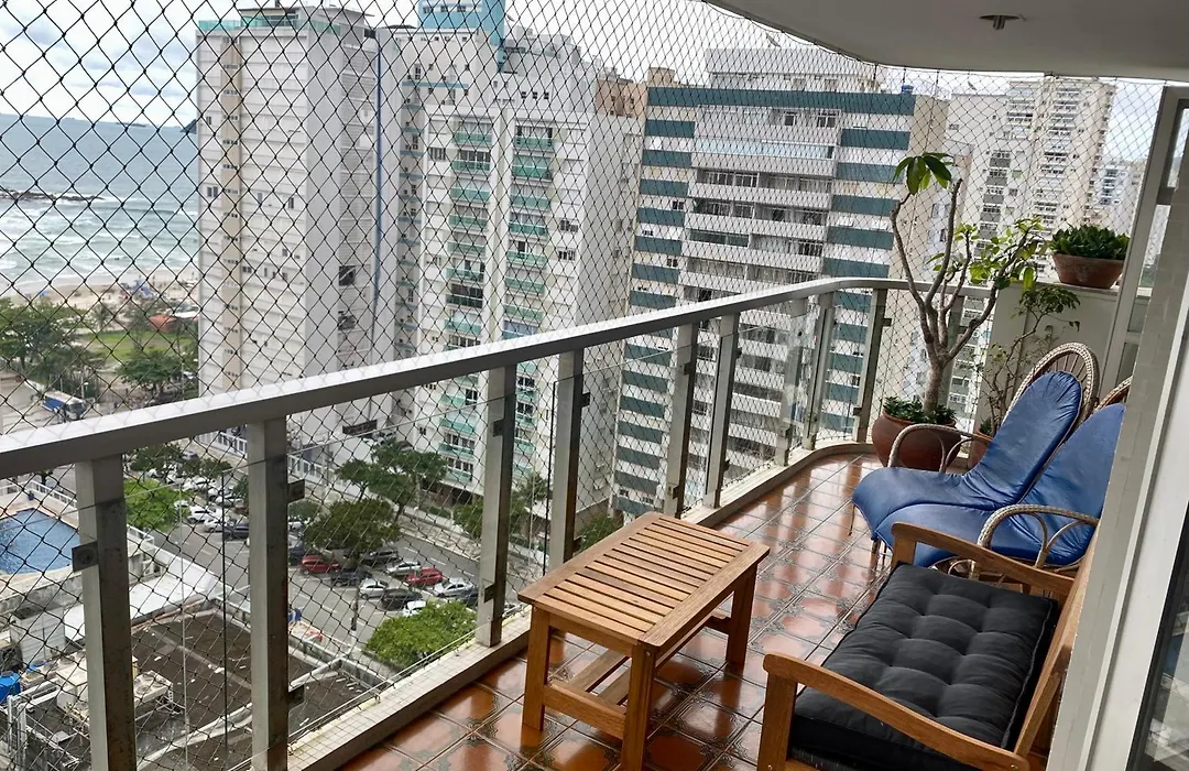 Apartamento espaçoso com vista-1